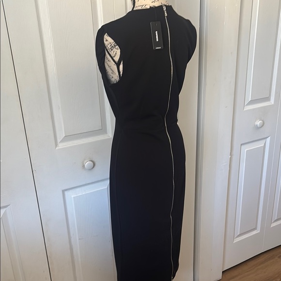 Elegant Black Sleeveless Dress - Picture 3 of 3